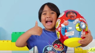 8 годишно момче което споделя видеа с това как разопакова и