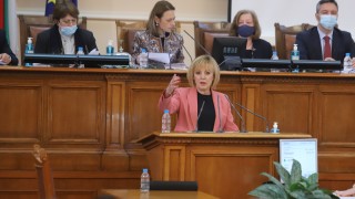 Мая Манолова настоя депутатските възнаграждения да бъдат намалени от близо