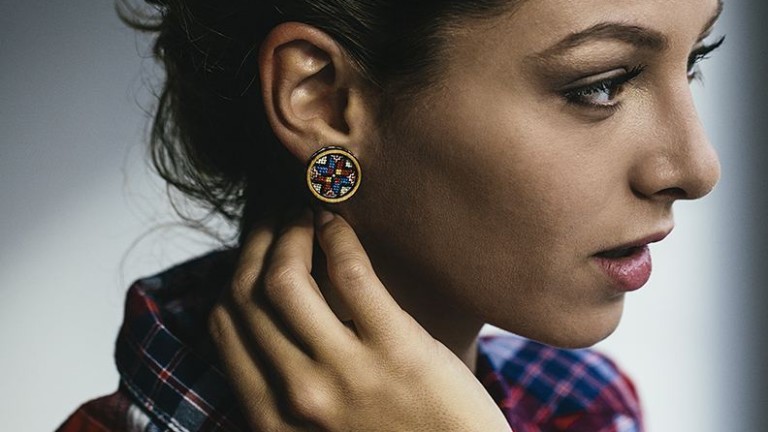 Как бод след бод българската шевица се превръща в модерно бижу