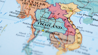 Експлозии и пожари избухнаха на най малко 17 места в Южен Тайланд