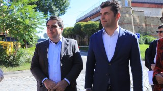 Лидерите на Продължаваме промяната Кирил Петков и Асен Василев поканиха