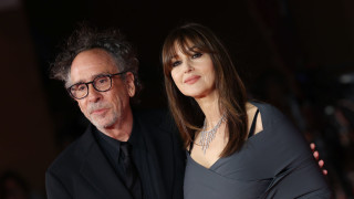 След месеци предположения че Моника Белучи и Тим Бъртън са