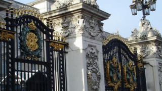 Журналисти проникнаха в гаража на Бъкингам, подкупвайки шофьор