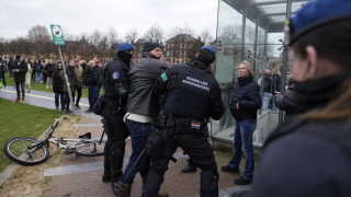 Над две дузинa души бяха арестувани в Амстердам по време