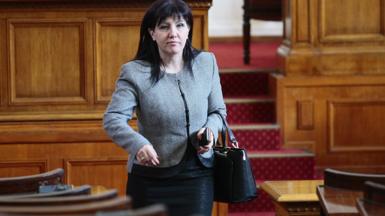 Караянчева: Тримата министри остават в парламента, ако оставките минат