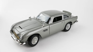 Реплика на Aston Martin DB5 използван за каскадите в блокбастъра