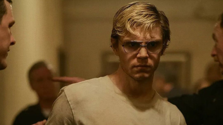 Dahmer, гледаемостта на сериала за серийния убиец Джефри Дамър и проблемите  с него - Lifestyle.bg