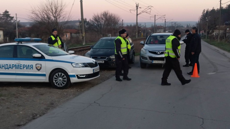 Специализирана полицейска акция тече във великотърновското село Водолей. Операцията има