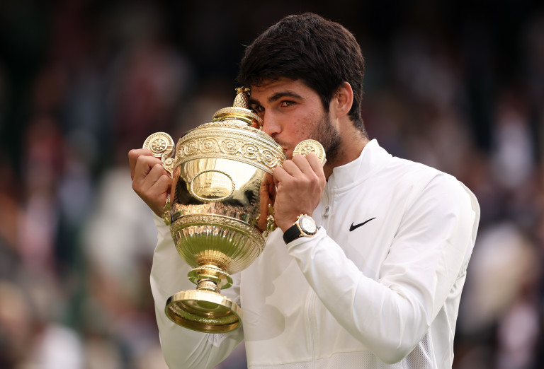 Карлос Алкарас с титлата от Wimbledon през 2023 г.