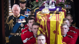 Да проследиш цялото царуване на Елизабет Втора в сериал е