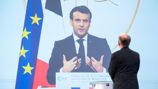 Рейтингът на френския президент Еманюел Макрон остава почти стабилен през