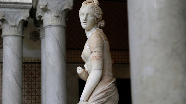 Непохватен сервитьор потроши древна статуя на Венера 