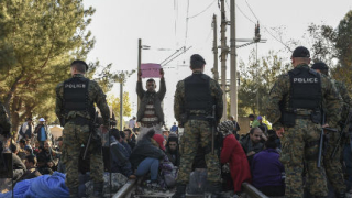 Мигранти блокираха гръцко-македонската граница 