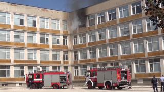 Учениците от Езиковата гимназия във Велико Търново бяха евакуирани заради