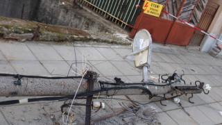 Микробус се вряза в електрически стълб и влезе двор на