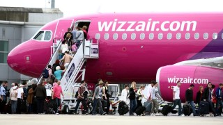 Свалиха 23-ма от самолет на Wizz Air