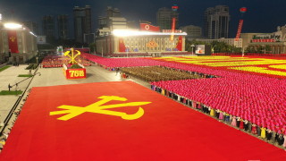 Тълпи от празнуващи изпълниха централния площад в севернокорейската столица Пхенян в