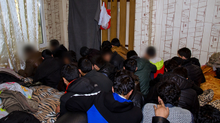 Четирима мъже са задържани за подпомагане на 24 афганистанци да