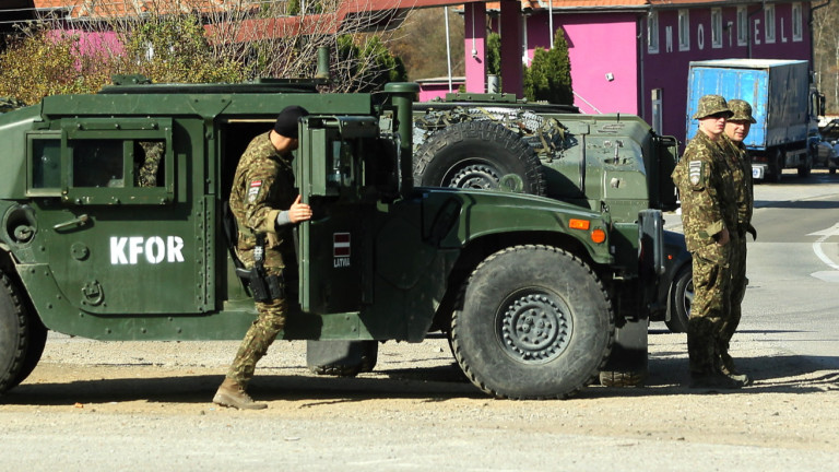 Десетки Войници на НАТО охраняваха общинската сграда в град Звечан