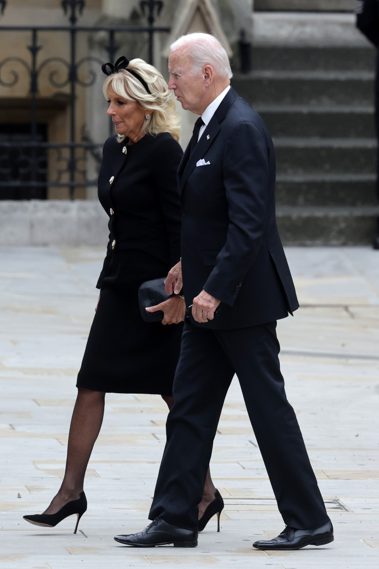 Байдън със съпругата си на погребението на кралица Елизабет