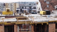 Необезопасен строеж във Варна посипа с бетон автомобили