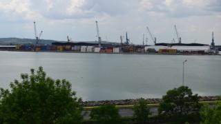 Започна изграждането на ново корабно място и удълбочаването на плавателния