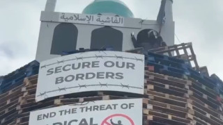 Реплика на джамия издигната върху конструкция от дървени палети в