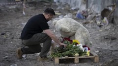 Зеленски посети мястото на руския удар в Киев