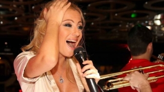 Камелия изненада феновете си в разгара на лятото Тя и