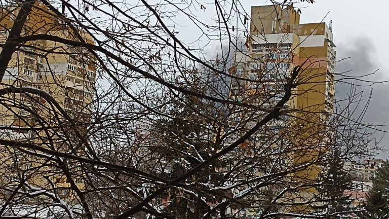 Голям пожар гори в квартал Дружба в София, видя репортер
