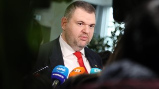 Председателят на парламентарната група на ДПС Делян Пеевски в извънредно