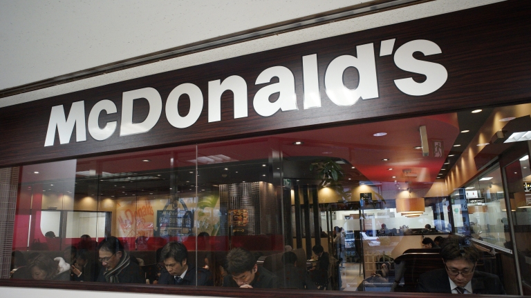 McDonald`s ще затвори над една трета от ресторантите си в