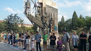 Художници с жива верига бранят паметника пред НДК