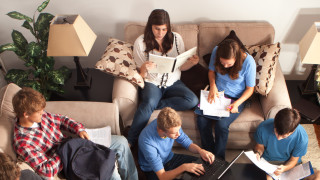 Повече от половината млади българи живеят в пренаселени домакинства сочат