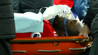 Ужасяващ удар изпрати Лукаку в болница, Юнайтед завърши 2017-а с пореден хикс (ВИДЕО)