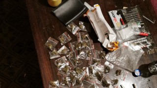 Полицаи откриха голямо количество наркотици в два частни имота съобщиха