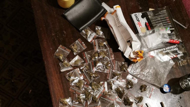 Полицаи откриха голямо количество наркотици в два имота