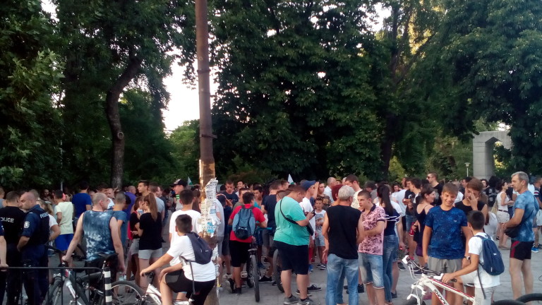 Хиляди протестираха срещу незаконно пребиваващите цигани в Асеноград