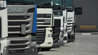 Километрични опашки от автомобили автобуси и тежкотоварни камиони затрудняват преминаването
