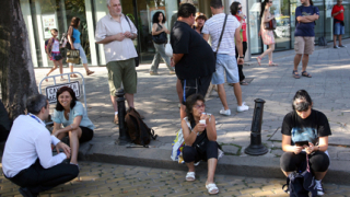 "Кафето” пред НС се "сборичка" с искащ да мине автомобил