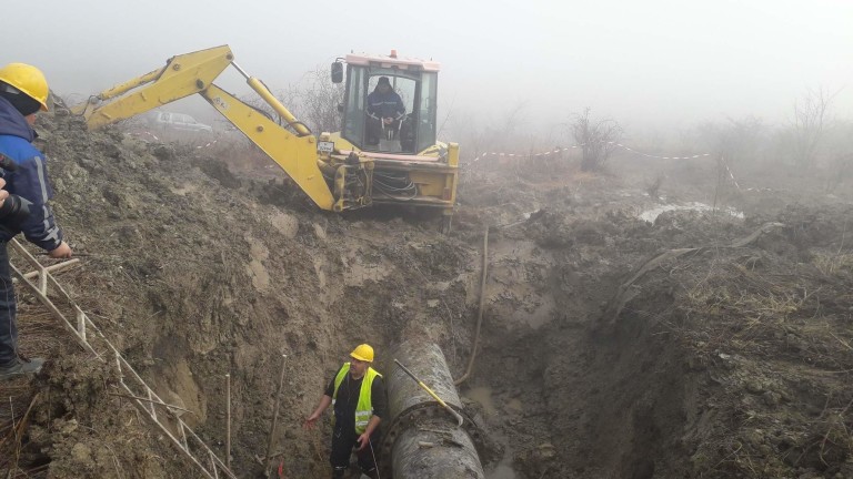 ДНСК проверява незаконния водопровод в Хасково