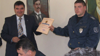 Наградиха петрички полицаи, отказали €10 000 подкуп