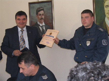 Наградиха петрички полицаи, отказали €10 000 подкуп