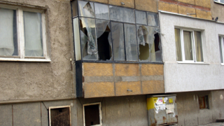 Събарят сгради в Перник след вчерашния трус 