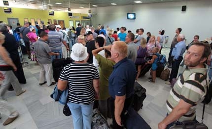 Руски туристи се оплакват от дискриминация на летищата ни