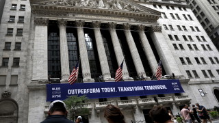 В петък американските акции се сринаха като Nasdaq отбеляза най лошия