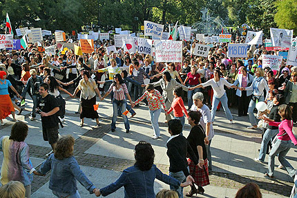 Хиляди учители протестираха пред Народния театър 