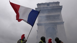 Има атмосфера на гражданска война в Париж като oт една страна