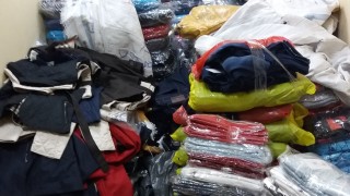 Служители на Митница Русе задържаха голямо количество дрехи носещи лого