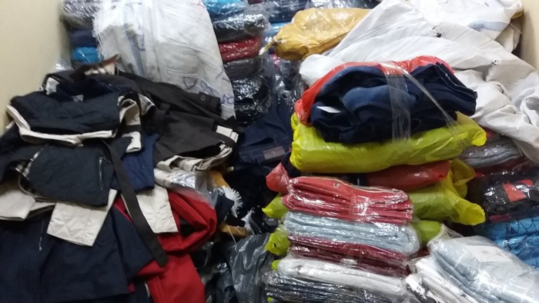 Задържаха 1800 фалшификати на известни марки дрехи в Русе